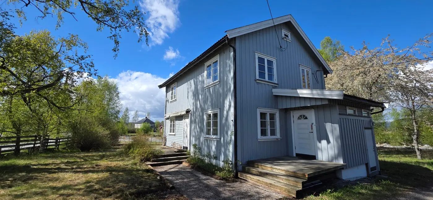 Central detached house — 6 bedrooms, outbuilding and garage